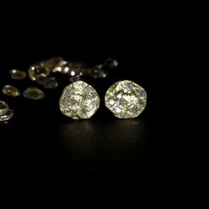 Gold diamonds earrings.